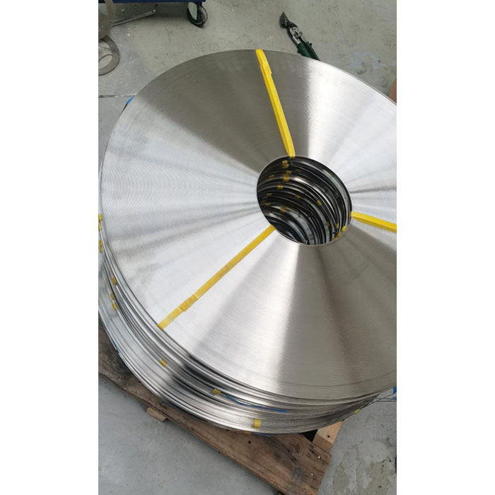 Jak se mění mechanické vlastnosti 316 proužků z nerezové oceli při různých okolních teplotách?